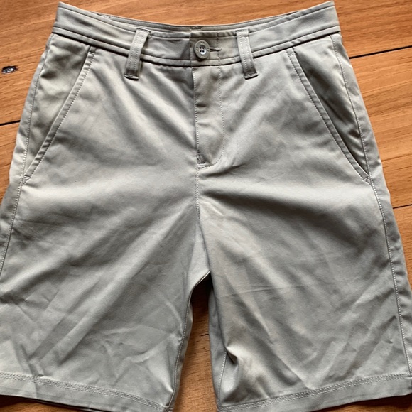 EUC boys tan Under Armour golf shorts - Picture 1 of 4